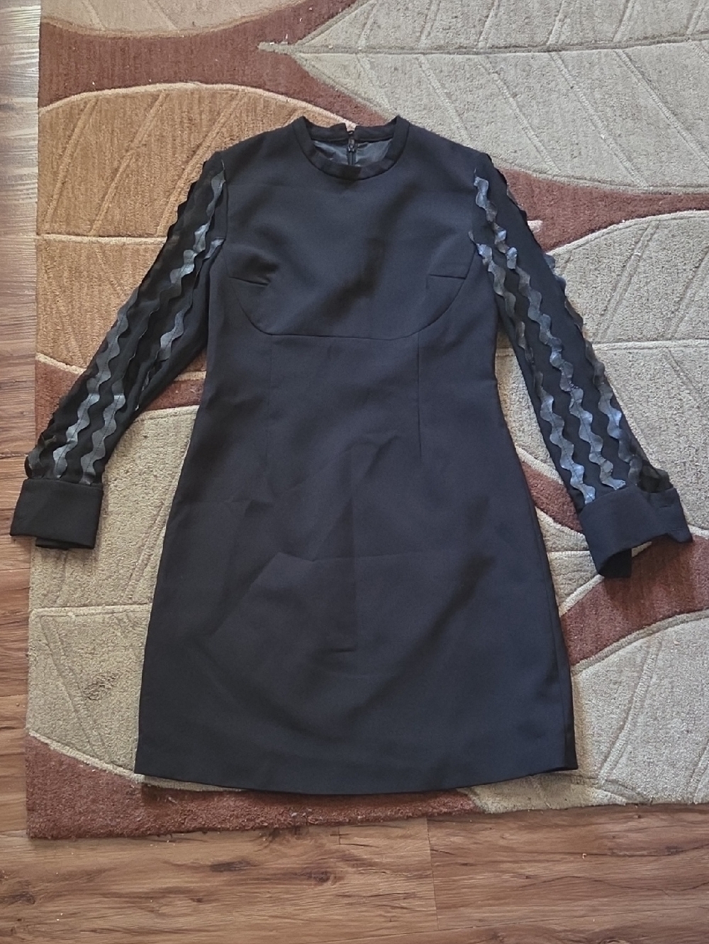 Black Long-Sleeve Wave-Accent Shift Dress